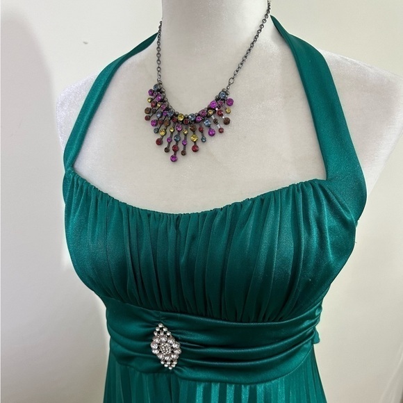 Speechless sz sm dressy dress in emerald faux decorative pin accent. - Picture 2 of 15